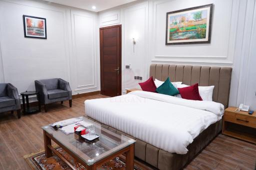 Elegant Executive Suite - Housity