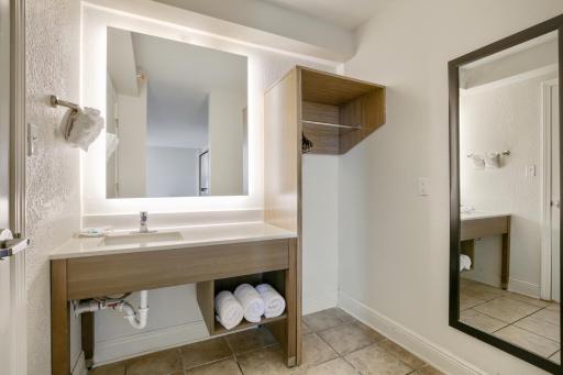 Beachside Resort Hotel - Housity