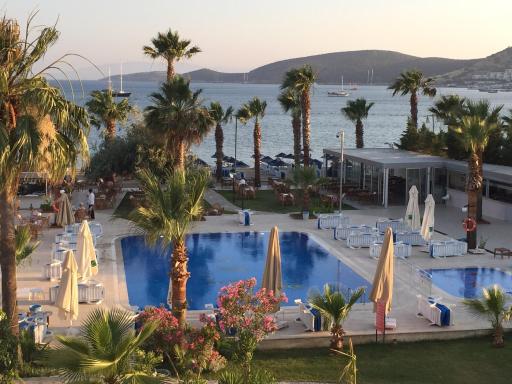 Nagi Beach Hotel - Housity