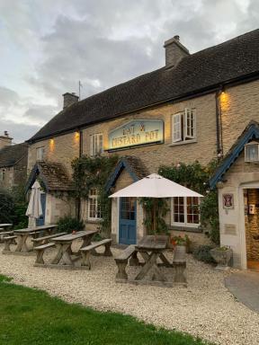 Cat and Custard Pot Inn - Housity