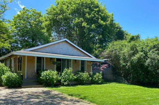 Pet Friendly Renovated House - Quiet area, walk to Downtown - Housity