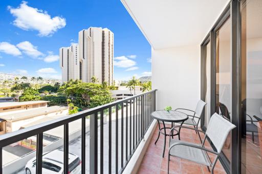 Cozy & City View Steps to Waikiki Beach with Parking - Housity