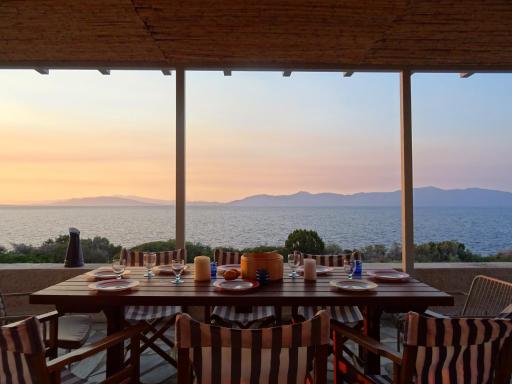 Seafront Summer House, Sunny Family Resort, Huge Veranda - Housity