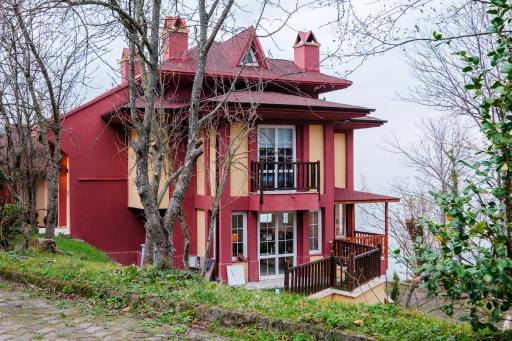 Villa with Spacious Garden in Sapanca - Housity