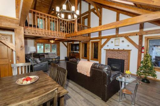 Panoramic Mountain views w/hot tub, hiking trail - Housity