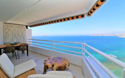 Luxurious 2-bedroom apt with stunning views, 1st line on Levante Beach, Benidorm - Housity