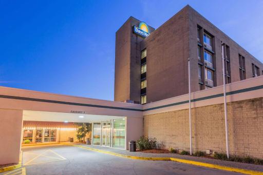 Days Hotel by Wyndham Danville Conference Center - Housity