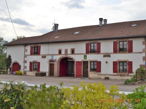 Gîte spacieux avec terrasse, 3 chambres, équipements bébé, à 16 km de Gérardmer - FR-1-589-23 - Housity