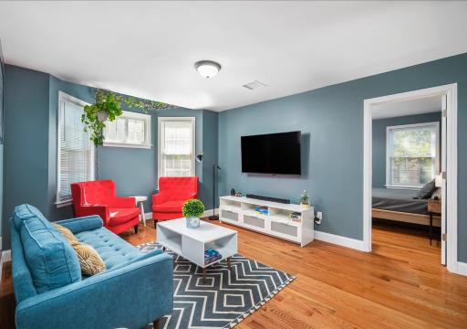 Colorful, Comfy & Modern - Close to NYC - Parking! - Housity