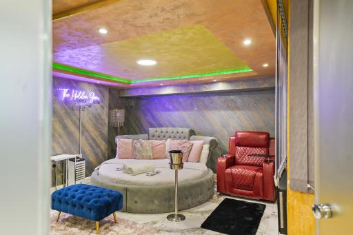 Hidden Gem Lt Properties Jaccuzi bath massage chair Superkingsize bed Parking available - Housity