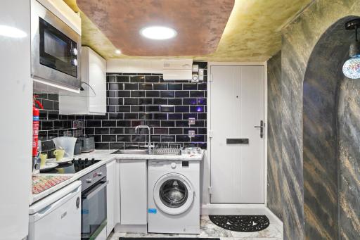 Hidden Gem Lt Properties Jaccuzi bath massage chair Superkingsize bed Parking available - Housity
