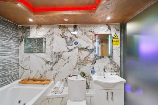 Hidden Gem Lt Properties Jaccuzi bath massage chair Superkingsize bed Parking available - Housity