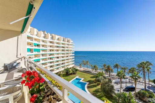 Beach front apartment with pool - Housity