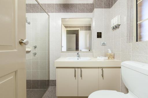 Grand Manor Motor Inn - Housity