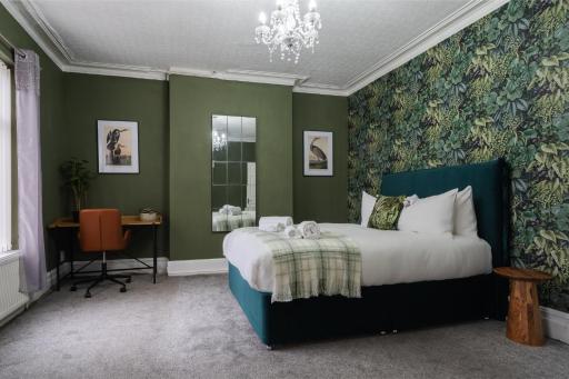 Gallant 4 Bedroom Flat in Salford - Housity