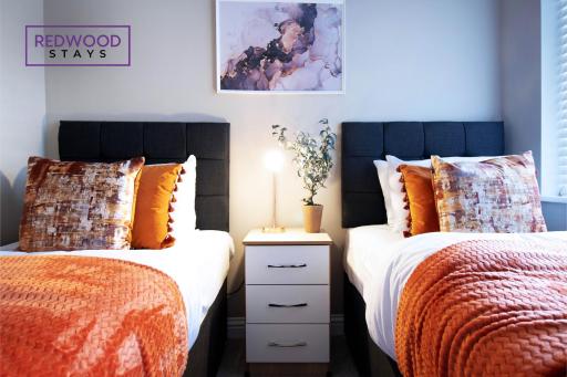 2 Bedroom 1 Bathroom Town Center Apartment With FREE Parking By REDWOOD STAYS - Housity