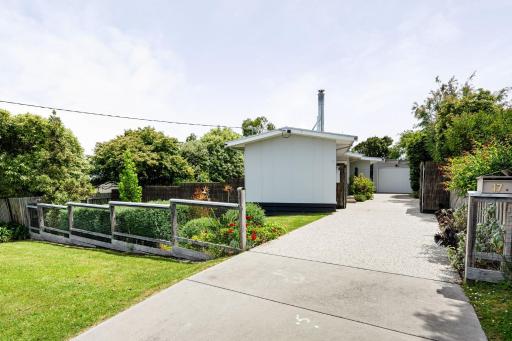 Couples paradise on pier - Housity