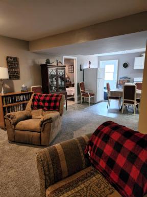 Lovely 3- bedroom apartment with street parking. - Housity