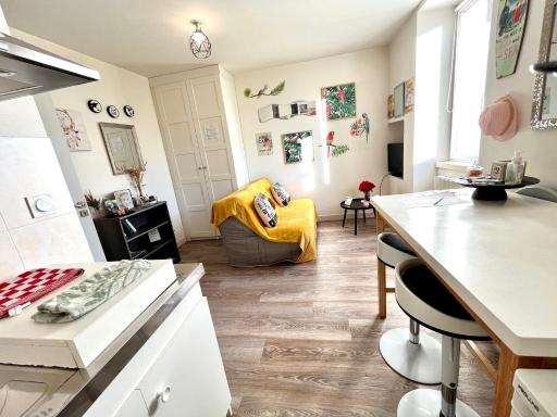 Le Cosy, accès terrasse de l'établissement - Housity