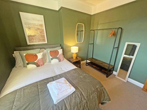 Recently Refurbished 3 Bedroom Home with Parking - Perfect for Longstays - Sleeps 8 - Housity