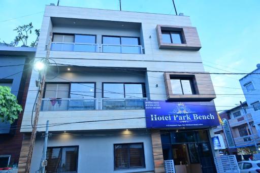 Hotel Park Bench - Housity