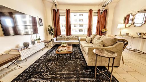 Classic Los Angeles Elegance in Downtown, Sleeps 4, Free Parking and 360 Degree View Roof Top Pool! - Housity