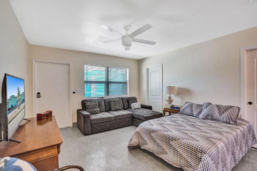 Hollywood Broadwalk Holiday Retreat Beach Walk - Housity