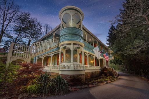 Engadine Inn and Cabins - Housity