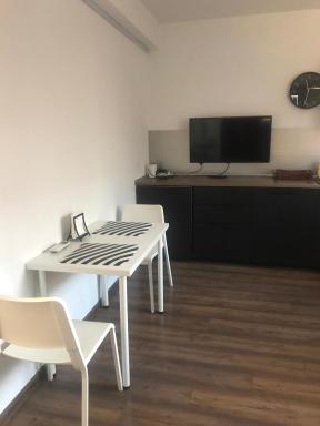 Lilia 3 Self-Check in apartment with hot water despite prevention in the neighborhood, food and drink shop open until 10 pm and free parking area next ot 24 hours food and drink shop and free parking area - Housity