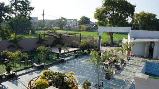 THE ROYAL FARM - Housity