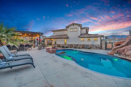 Zion Reunion Poolhouse home - Housity
