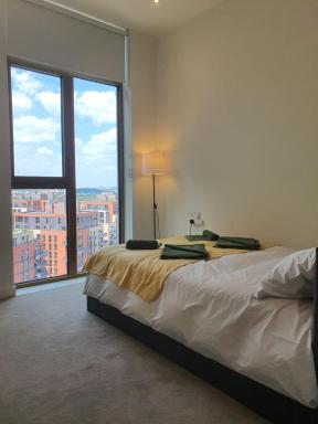 Cozy Room with Private Bathroom in Luxurious Flat - Housity