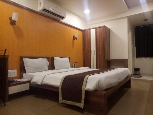 HOTEL PLATINUM - Housity