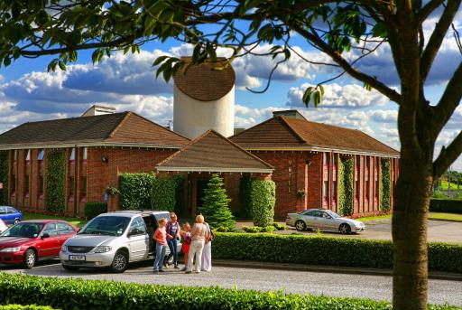 Damon’s Hotel - Housity