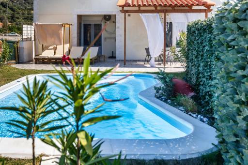 Marilis House, private pool, WIFI, mountain view, Netflix, self-check-in - Housity