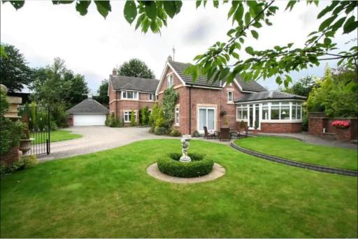 Eastfield Lodge with Hot Tub - Housity