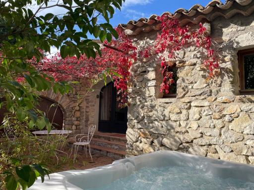 L Amourier chambres d hôtes pour amoureux avec Jacuzzi ou baignoire XXL - Housity