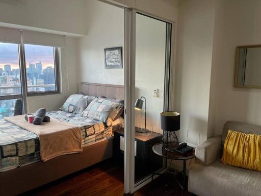 Vibrant 1BR Acqua Livingstone with Netflix, Pool & Gym - Housity