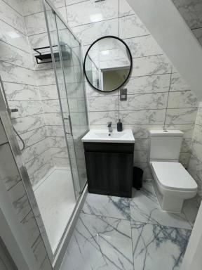 SMALL Double Room - En Suite - Housity
