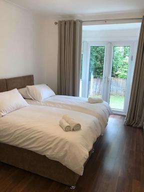 Spacious Kosher Flat in Golders Green - Housity