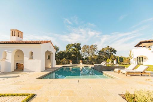 Exquisite Estately Villa - Housity