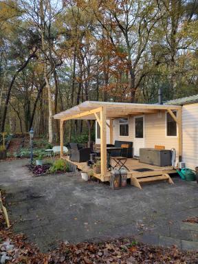 Chalet met veranda aan bosrand - Housity