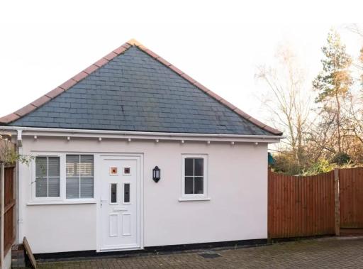 Colchester Town, modern, detached, guest house - Housity