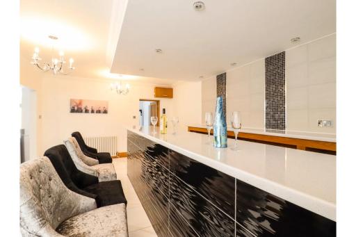 6BD Vacation Home with Indoor Pool - Housity