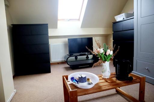 Ensuite spare room in family home Dudley - Housity