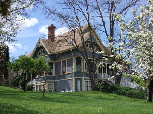 Robins Nest Bed & Breakfast - Housity
