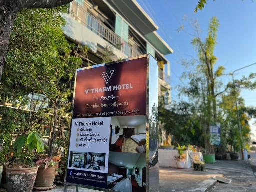 V Tharm Hotel - Housity