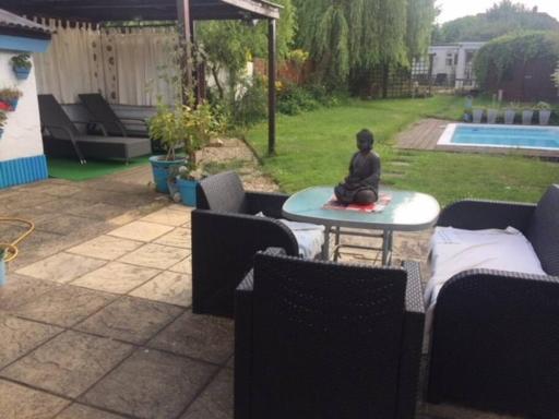 Modern bungalow with private swimming pool - Housity