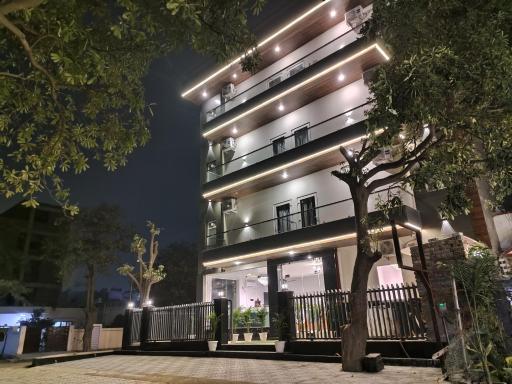 Emerald Suites - Housity