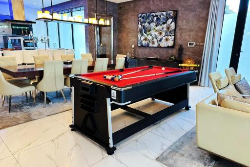 Book Now! Pattaya First Class Saltwater Pool Villa! Close to Walking street but a peaceful street! 7 bedrooms 8 showers! Kids room! Pool and ping pong! - Housity